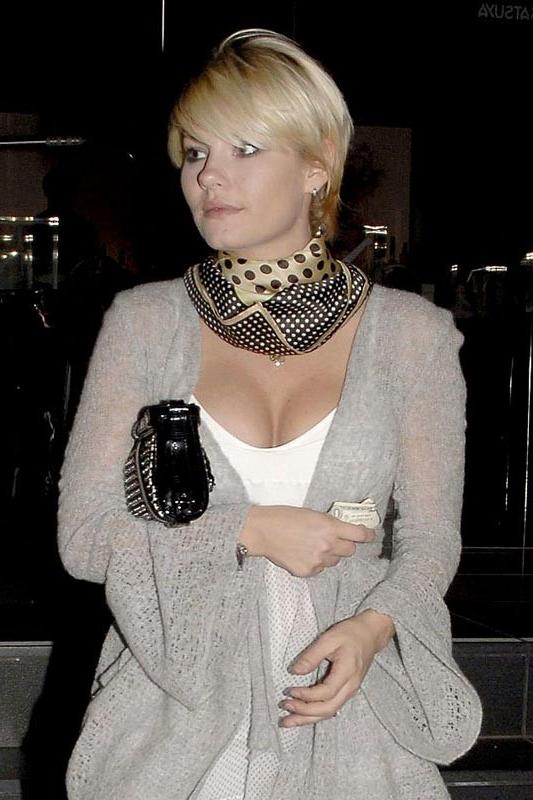 15P Elisha Cuthbert nipple slip and hot ass in bikini
