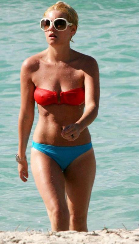 15P Elisha Cuthbert nipple slip and hot ass in bikini