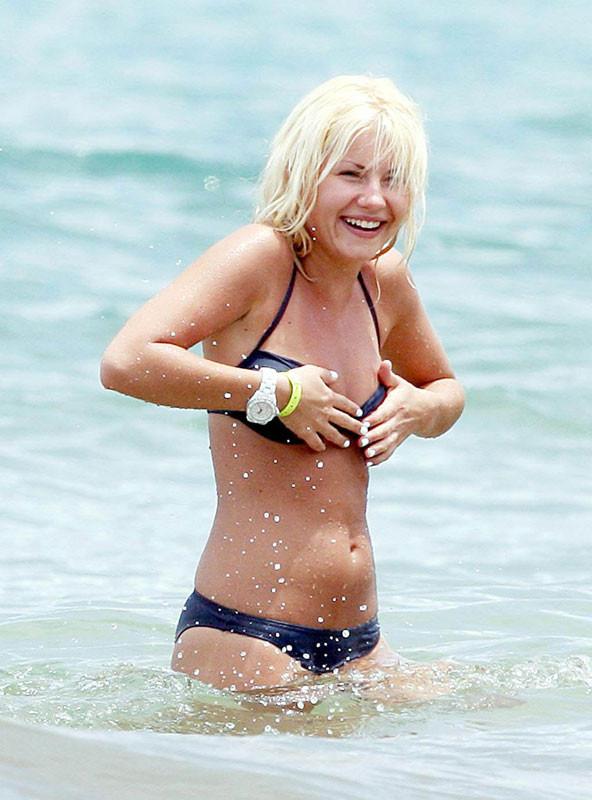15P Elisha Cuthbert nipple slip and hot ass in bikini