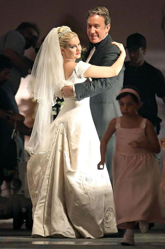 15P Elisha Cuthbert nipple slip and hot ass in bikini
