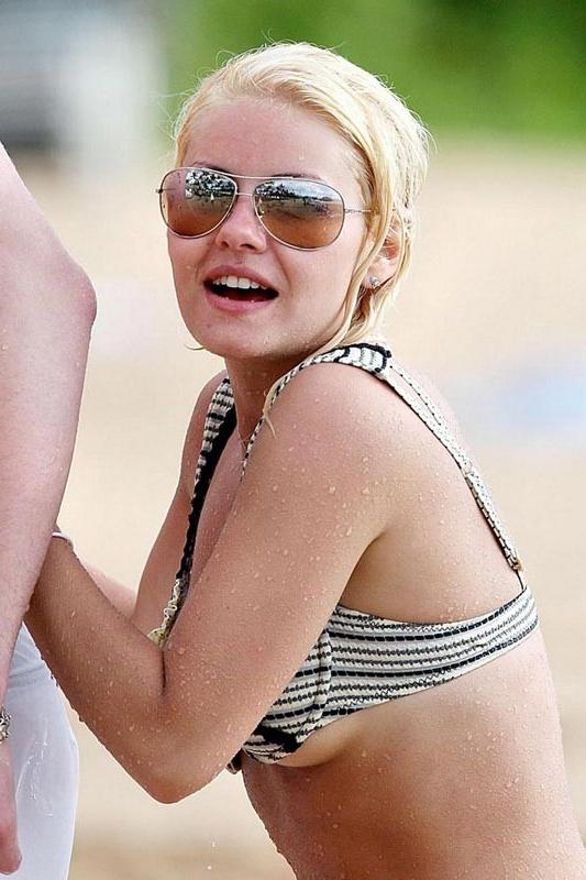 15P Elisha Cuthbert nipple slip and hot ass in bikini