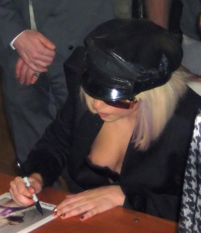 7P Lady Gaga upskirt of her fantastic round ass