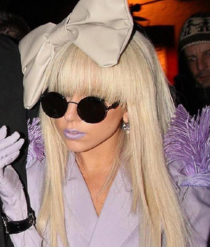 7P Lady Gaga upskirt of her fantastic round ass