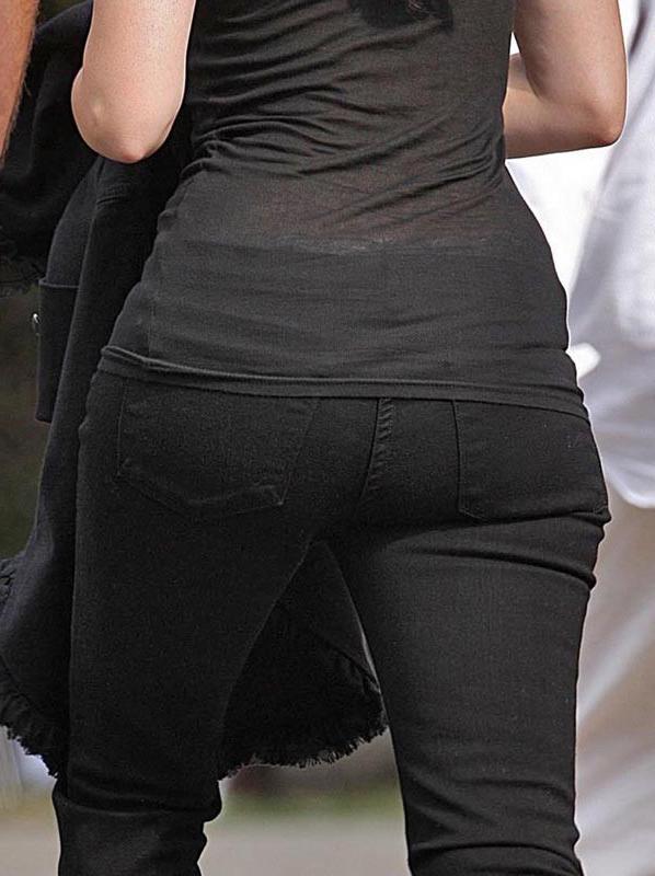 15P Jennifer Love Hewitt great boobs in deep cleavage poses