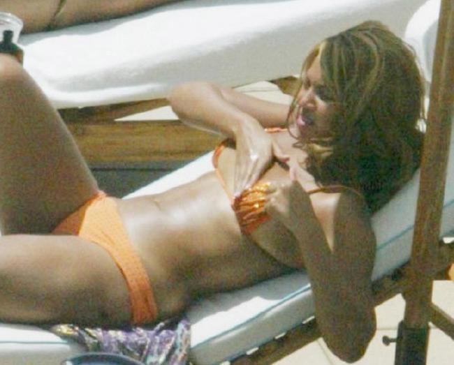 15P Celeb Beyonce Knowles gorgeous cleavage posing pics