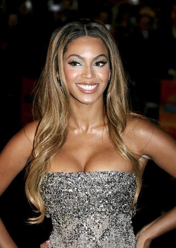 15P Celeb Beyonce Knowles gorgeous cleavage posing pics
