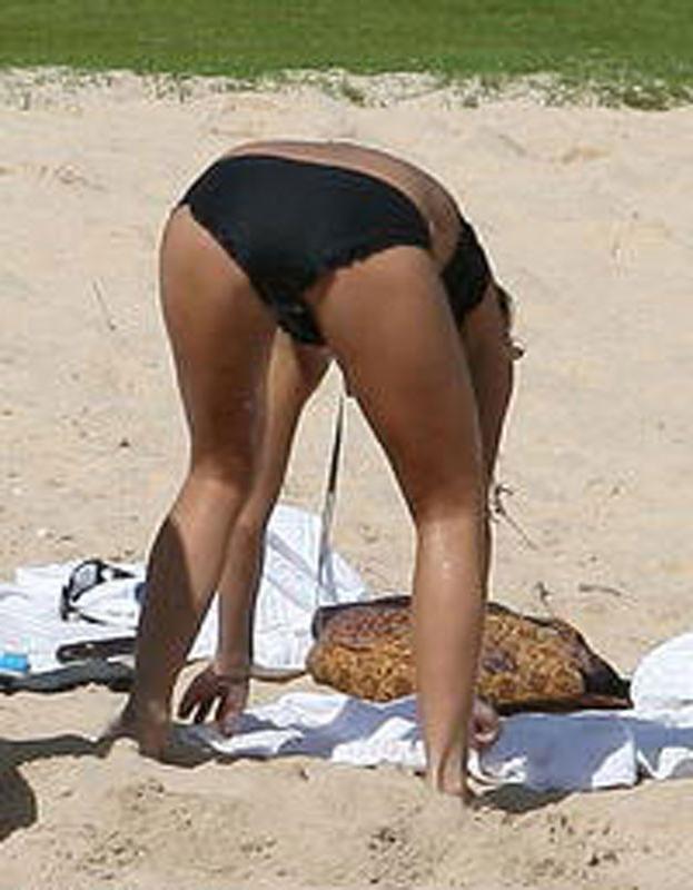 15P Celeb Ashlee Simpson nipple slip and looks sexy in hot bikini