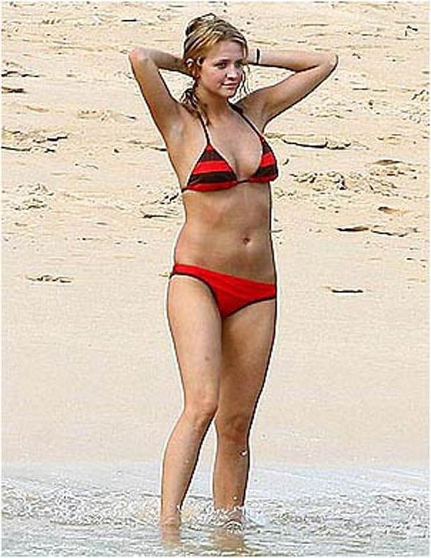 15P Celeb Ashlee Simpson nipple slip and looks sexy in hot bikini