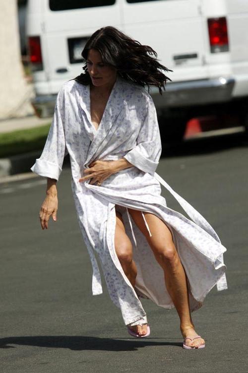 16P Courteney Cox showing her panties upskirt and tits slip paparazzi pictures