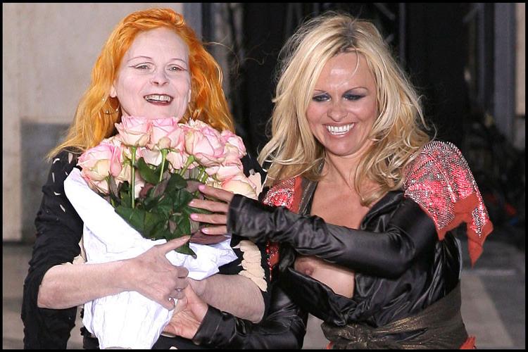 16P Pamela Anderson big tit slip on stage and showing big tits and nice shaved pussy