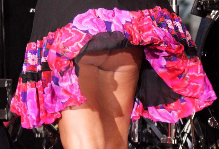 16P Jessica Simpson showing her nice ass upskirt on stage and nipple slip paparazzi 