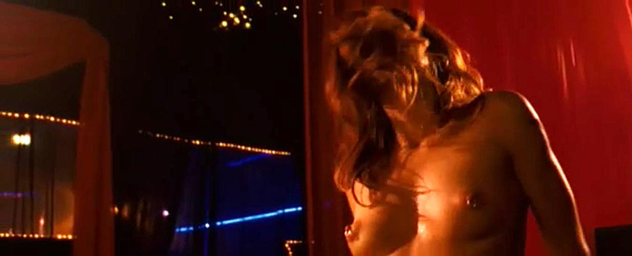 16P Marisa Tomei showing her nice big tits and dancing
