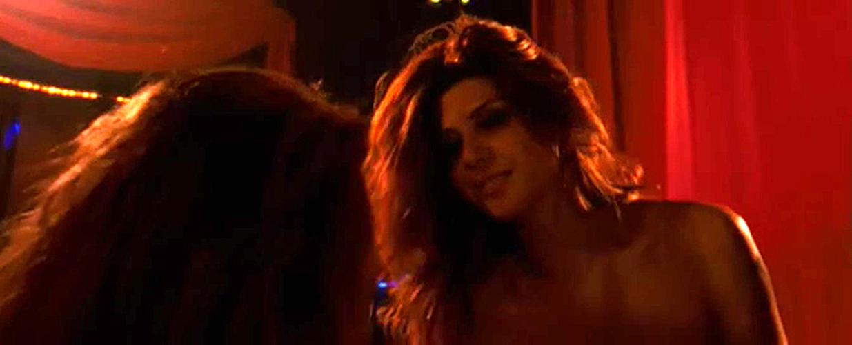 16P Marisa Tomei showing her nice big tits and dancing