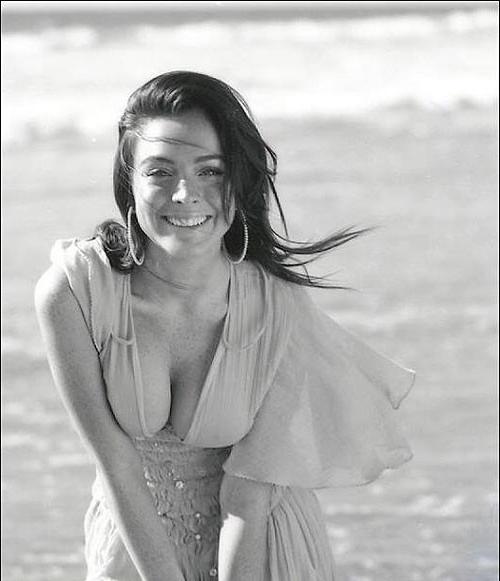 16P Lindsay Lohan showing her nice big tits and nipple