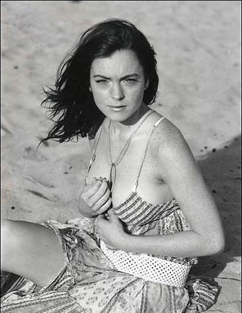 16P Lindsay Lohan showing her nice big tits and nipple