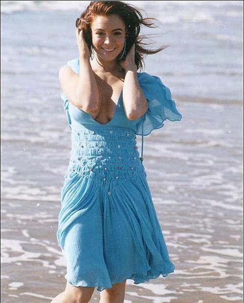 16P Lindsay Lohan showing her nice big tits and nipple