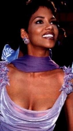 16P halle berry shows huge cleavage and gets her tits out