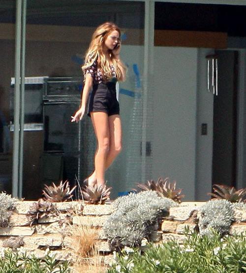 16P Lindsay Lohan showing her big tits and nipple slip