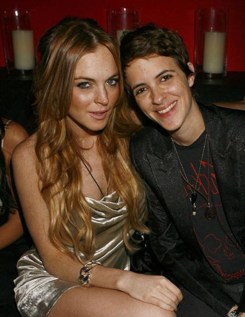 16P Lindsay Lohan showing her big tits and nipple slip