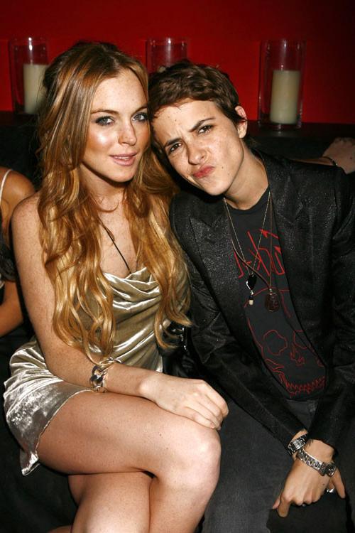 16P Lindsay Lohan showing her big tits and nipple slip