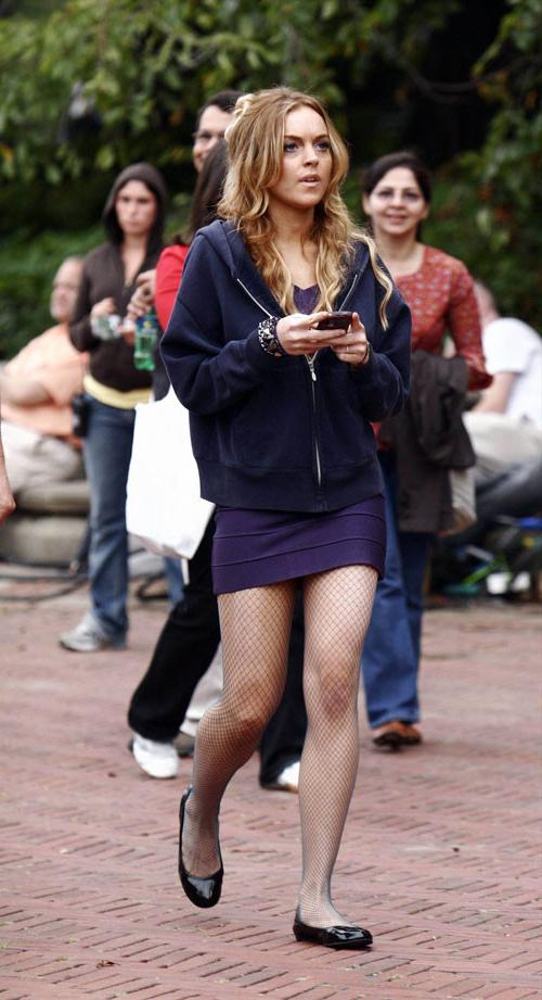 16P Lindsay Lohan showing her nice big tits and nipple