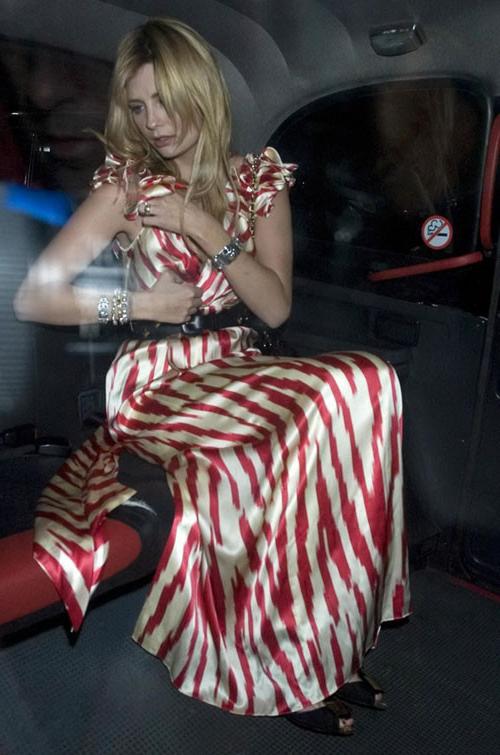 16P Mischa Barton tits slip paparazzi pictures