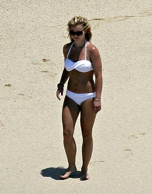 16P Britney Spears shows shaved pussy and nipple slip