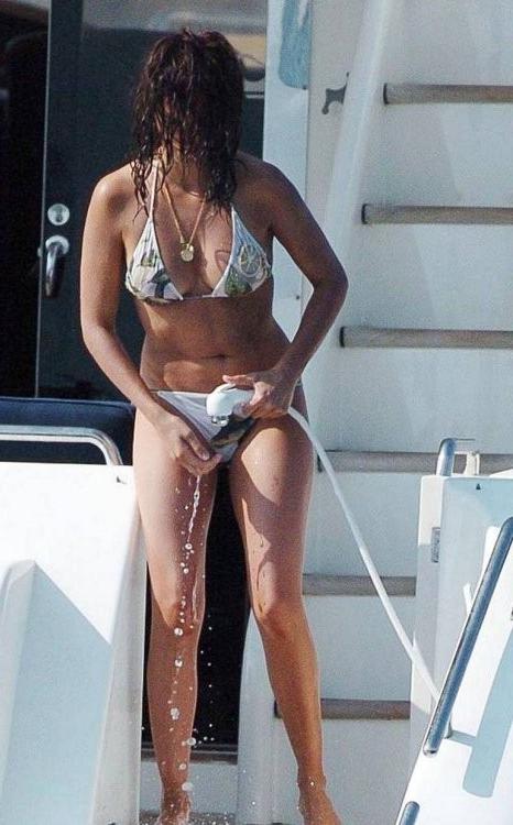 16P hollywood actress penelope cruz nipple slip and topless