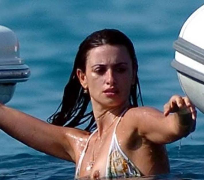 16P hollywood actress penelope cruz nipple slip and topless