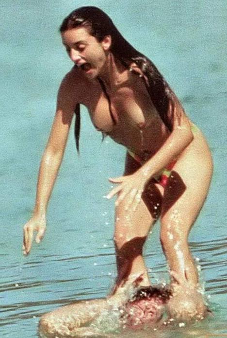 16P hollywood actress penelope cruz nipple slip and topless