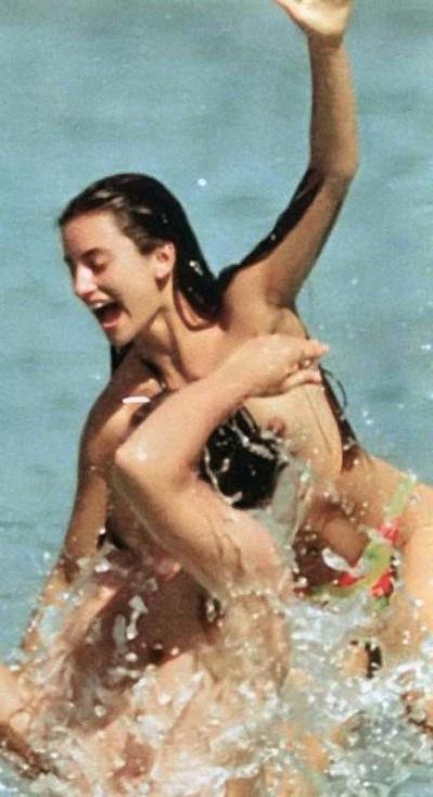 16P hollywood actress penelope cruz nipple slip and topless