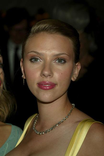 15P Celeb Scarlett Johansson gorgeous cleavage in sexy dress