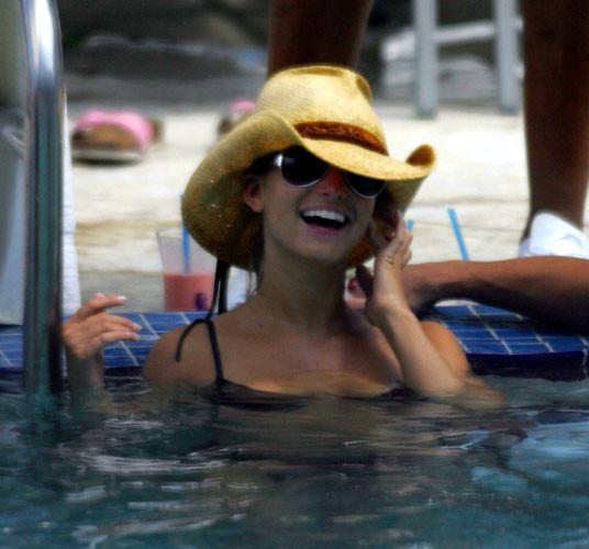 16P Jessica Simpson nipple and pussy slip upskirt paparazzi pictures