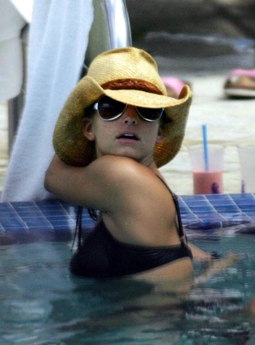 16P Jessica Simpson nipple and pussy slip upskirt paparazzi pictures