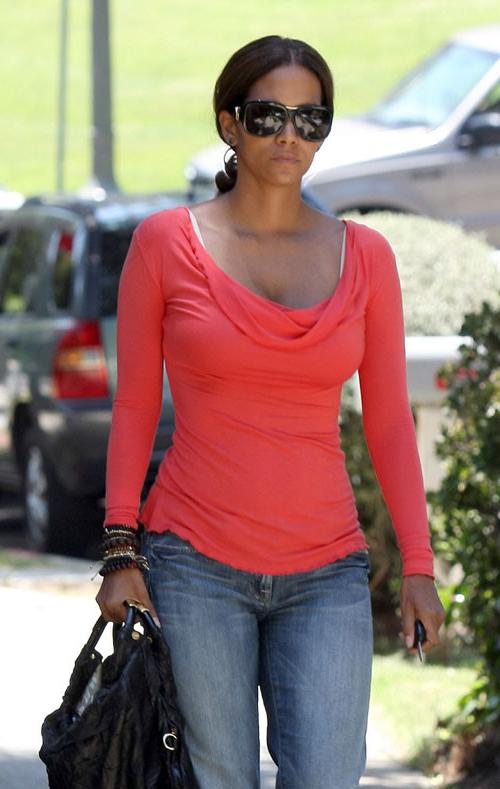 7P Halle Berry showing tits and ass and nipple slip paparazzi pix
