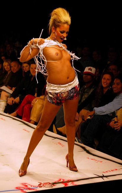 15P Celeb top bad girl Nicole Richie showing nude tits in public
