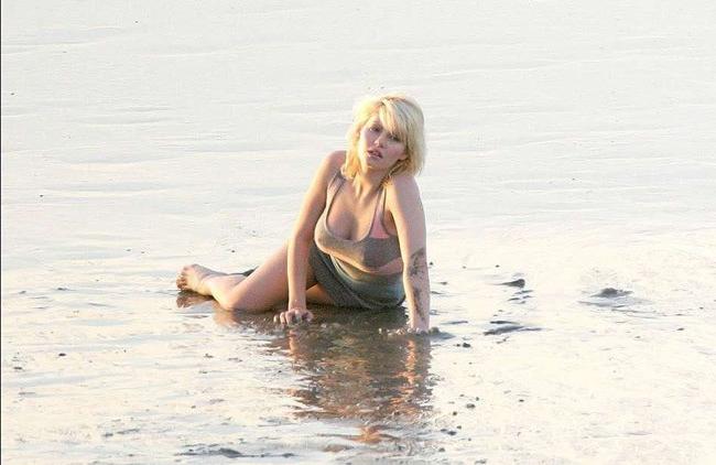 15P Sexy celebeiry babe Elisha Cuthbert nice nipple slip
