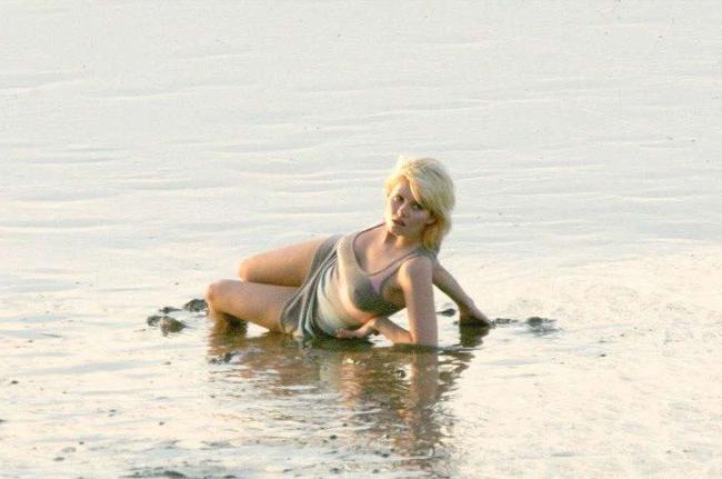 15P Sexy celebeiry babe Elisha Cuthbert nice nipple slip