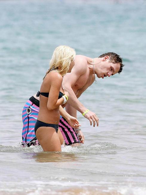 15P Sexy celebeiry babe Elisha Cuthbert nice nipple slip