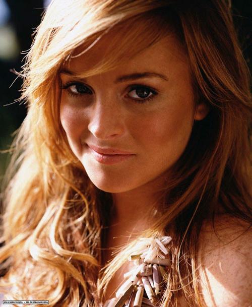 16P Lindsay Lohan showing nice tits and nipple slip paparazzi pics
