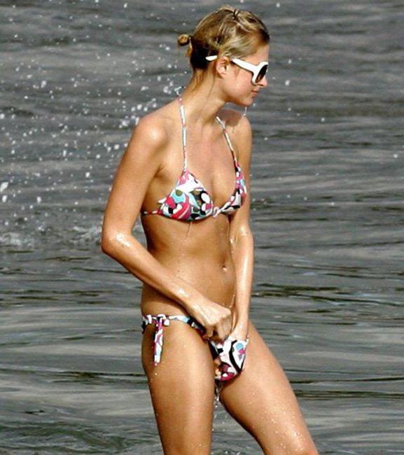 15P Celeb Paris Hilton nice nipple slip and sexy nude ass in public