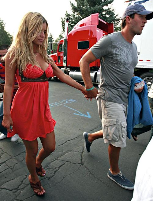 16P Jessica Simpson showing pookies and nipple slip paparazzi pics
