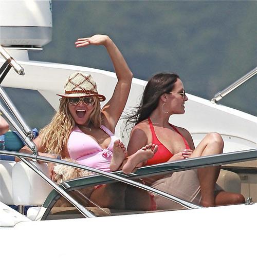 16P Jessica Simpson showing pookies and nipple slip paparazzi pics