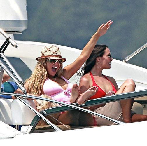 16P Jessica Simpson showing pookies and nipple slip paparazzi pics