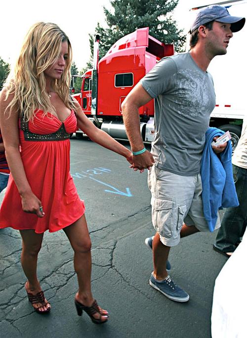 16P Jessica Simpson showing pookies and nipple slip paparazzi pics