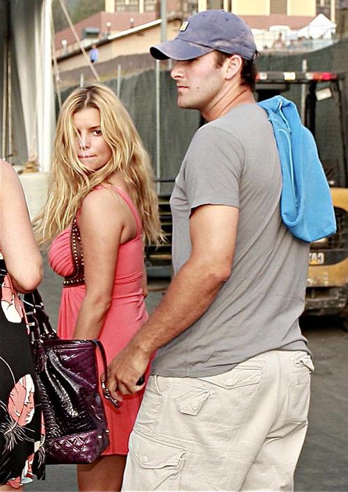 16P Jessica Simpson showing pookies and nipple slip paparazzi pics