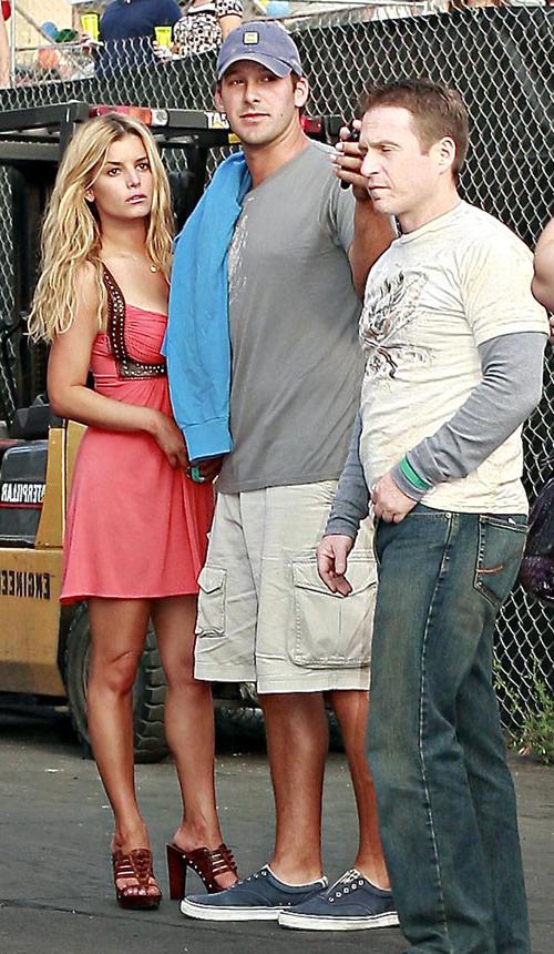16P Jessica Simpson showing pookies and nipple slip paparazzi pics