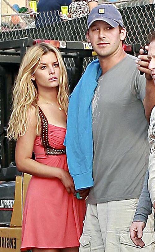 16P Jessica Simpson showing pookies and nipple slip paparazzi pics