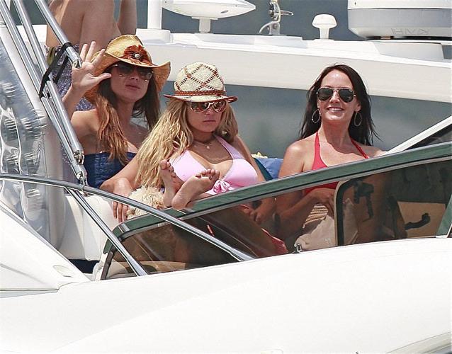 16P Jessica Simpson showing pookies and nipple slip paparazzi pics