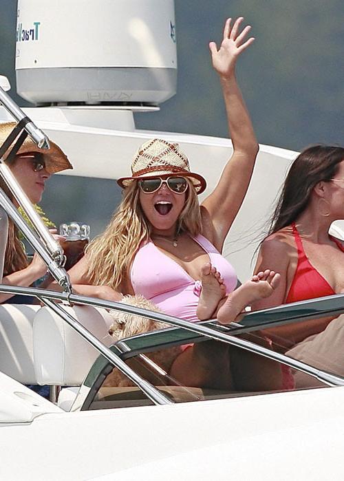 16P Jessica Simpson showing pookies and nipple slip paparazzi pics